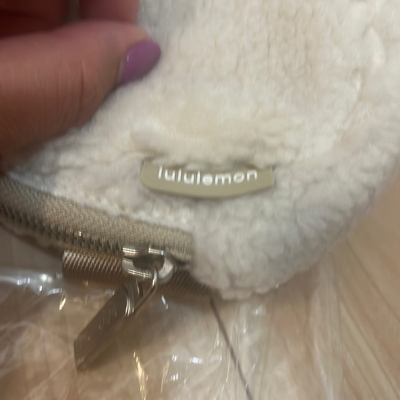Lululemon everywhere belt bag fleece NWT light ivory - Picture 3 of 8